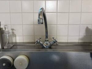 面白いほどたくさん選べる、KVKキッチン水栓 グローエのツーハンドルは、お手入れが大変 施工前