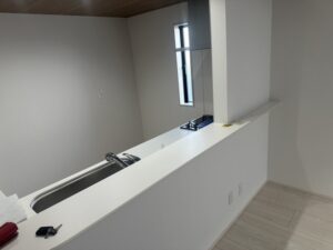 サイズ違いのキャビネットへの後付新設工事 電源コンセント位置確認