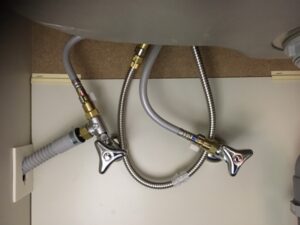 見た目を重視したい水栓なら「三栄水栓」　シャワーホース出し入れ長さ調整