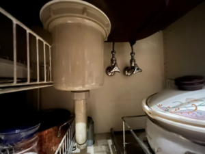 超二流を目指す！カクダイのキッチン水栓　シンク内配管の状況　