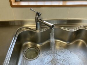 とにかくシンプル！TOTOキッチン水栓を選ぶ　ハンドシャワータイプでシンクを効率よく洗う　施工後