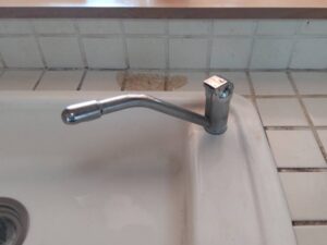 超二流を目指す！カクダイのキッチン水栓　ホーローのシンクなんだけど　施工前