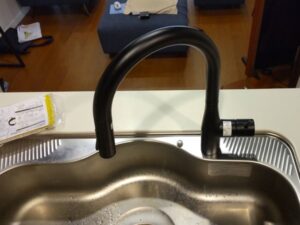 面白いほどたくさん選べる、KVKキッチン水栓 マットブラックカラー 施工後