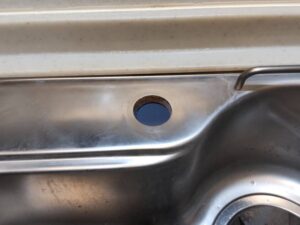 見た目を重視したい水栓なら「三栄水栓」　取付け穴クリーニング