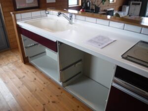 見た目を重視したい水栓なら「三栄水栓」　対面キッチンを華やかにしたい　施工前