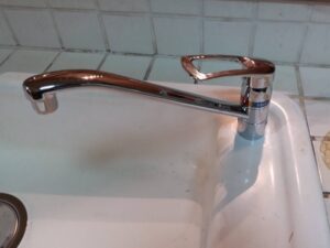 超二流を目指す！カクダイのキッチン水栓　新しい水栓の取付け