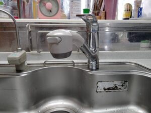 見た目を重視したい水栓なら「三栄水栓」　本体のぐらつきが気になった　施工前