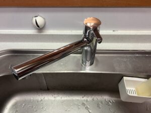 とにかくシンプル！TOTOキッチン水栓を選ぶ　樹脂製より、メッキタイプにしたかった　施工後