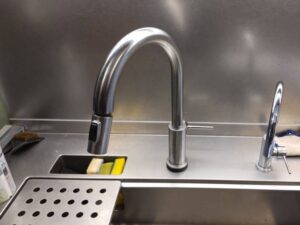 面白いほどたくさん選べる、KVKキッチン水栓 海外製を国内メーカーに替えたい 施工前