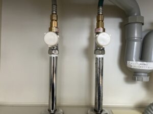 とにかくシンプル！TOTOキッチン水栓を選ぶ　給水湯配管やシンク内部の状況