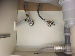 見た目を重視したい水栓なら「三栄水栓」　給水湯配管やシンク内部の状況