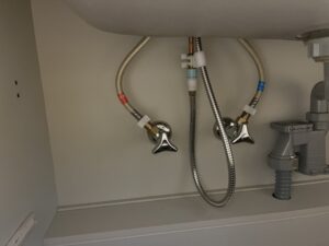 LIXIL（リクシル）水栓のナビッシュが人気　給水湯配管やシンク内部の状況