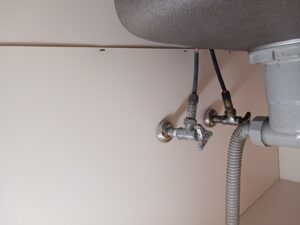 面白いほどたくさん選べる、KVKキッチン水栓 緑青サビ止水栓交換前