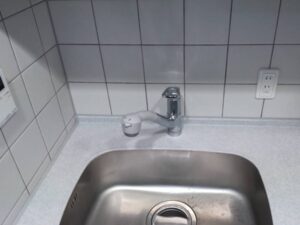 面白いほどたくさん選べる、KVKキッチン水栓 電池式センサー付きで、安くしたい 施工前
