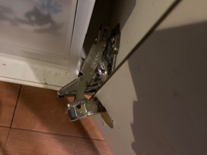 ノーリツ(NORITZ) キッチン扉蝶番メンテナンス 施工前