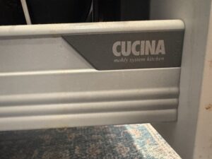 クチーナ（CUCINA）ロゴ