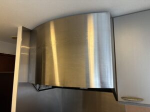 トーヨーキッチン（TOYO KITCHEN STYLE）　シロッコファンフードの取替　施工前　