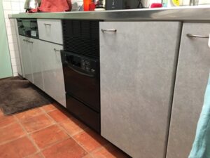 45cmフロントオープン食洗をスライドオープン食洗機に取替　シンク下に後付したタイプが出し入れが大変　施工前