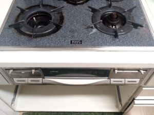 柳田産業キッチン 新しくガスオーブンを取り付ける 施工前