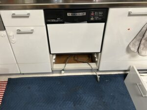 機器を外して収納スペース　施工前　