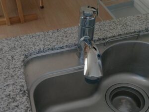 一条工務店オリジナルキッチン 浄水器一体型水栓に取替える 施工前