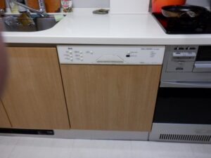 海外製食洗機を国内製に取り替える　AEGから替えたい　施工前