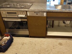 海外製食洗機を国内製に取り替える　もう一度、ミーレを使いたい　施工前