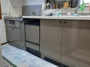 45cmフロントオープン食洗をスライドオープン食洗機に取替　キッチン全体の写真