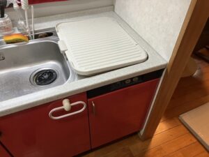 ヤマハトップオープン食洗機取替え交換工事　キッチン横枠が当たりそう　施工前