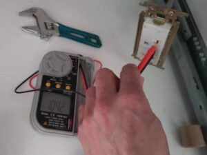 海外製食洗機を国内製に取り替える　テスター電圧チェック