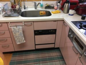 シンク下フロントオープン食洗機交換 ピンクカラーを残したい 施工前