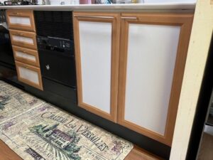 シンク下フロントオープン食洗機交換 後ろの給水管が当たって、入らないみたい 施工前