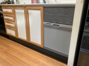 シンク下フロントオープン食洗機交換 後ろの給水管が当たって、入らないみたい 施工後