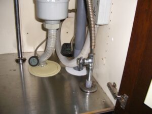 海外製食洗機を国内製に取り替える　給排水配管の状況