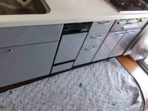 30㎝食洗機を45㎝食洗機に取替える　調味料入れキャビネット　施工前