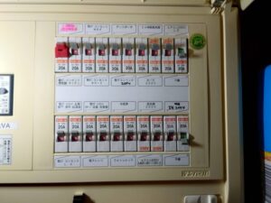 海外製食洗機を国内製に取り替える　電気設備の状況　分電盤