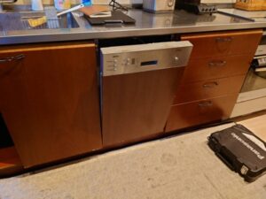 海外製食洗機を国内製に取り替える　食洗機の色を合わせたい　施工前