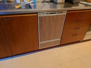 海外製食洗機を国内製に取り替える　食洗機の色を合わせたい　施工後