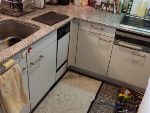 30㎝食洗機を45㎝食洗機に取替える　食洗機横に15ｃｍがない　施工前