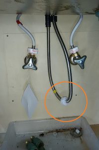 キッチン水栓　水漏れ交換　シャワーホースから
