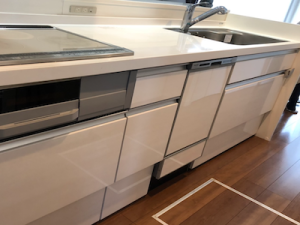 リクシル製のシステムキッチンにパナソニック製食洗機NP-45MD9Sの新規取付け工事　滋賀県近江八幡市 a-10171