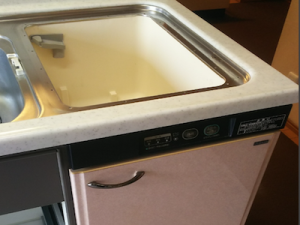 愛知県知多郡にてヤマハ製のシステムキッチンに付いているトップオープン式食洗機の撤去工事　a-9848