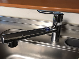 神奈川県相模原市にてサンウェーブ製キッチンに浄水器一体型水栓ZSMJT428R20BH-E　の取付け工事　a-10469