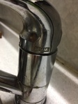 キッチン水栓　メーカー名刻印