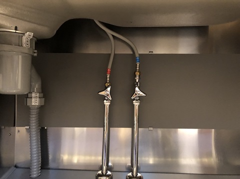 キッチン水栓を浄水器付水栓取替交換工事　施工前　配管