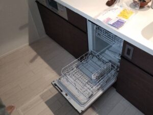 埼玉県さいたま市にてLIXILのキッチンにフロントオープン食洗機を後付けしました！