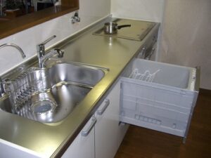 大阪市東成区にてキッチン下台取替え工事 施工完成キッチン　食洗機スライド