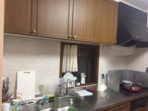 間口が足りない時！伊丹市南鈴原でのキッチン取替え工事　既存キッチン260吊戸棚