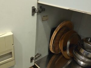 渋谷区にてミカドキッチンと洗面所の蝶番お取替えa-19701