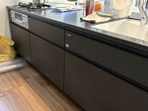 タカラのキッチンが設置。75ｃｍ引出しに食洗機を新設したい　施工前